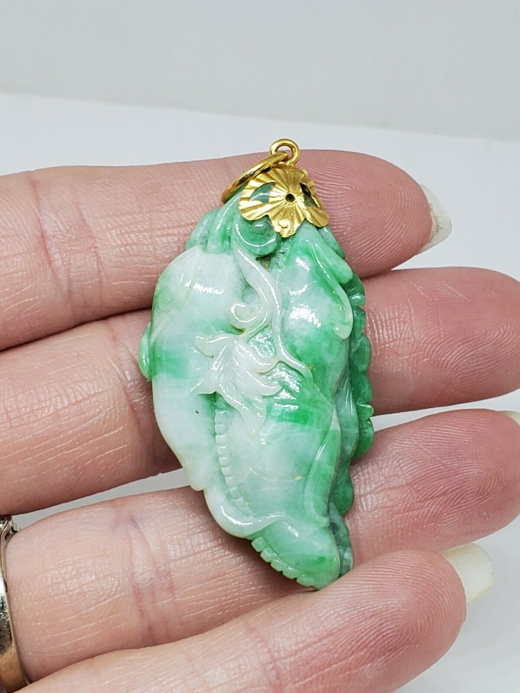 Vintage 22k Yellow Gold Hand Carved Apple Green Jade Peppers Pendant Necklace