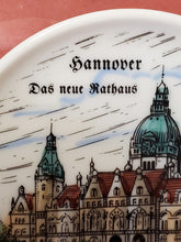 Vtg Dp Porzella Handcoloriert Sannover Das Neue Rathaus Miniature Souvenir Plate