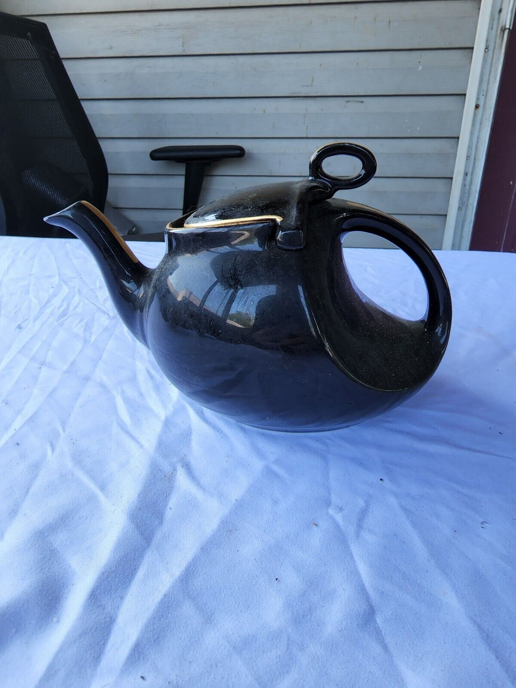 Vintage Hall U.S.A. #0330 6 Cup Black Porcelain Gold Plated Teapot Chipped Spout
